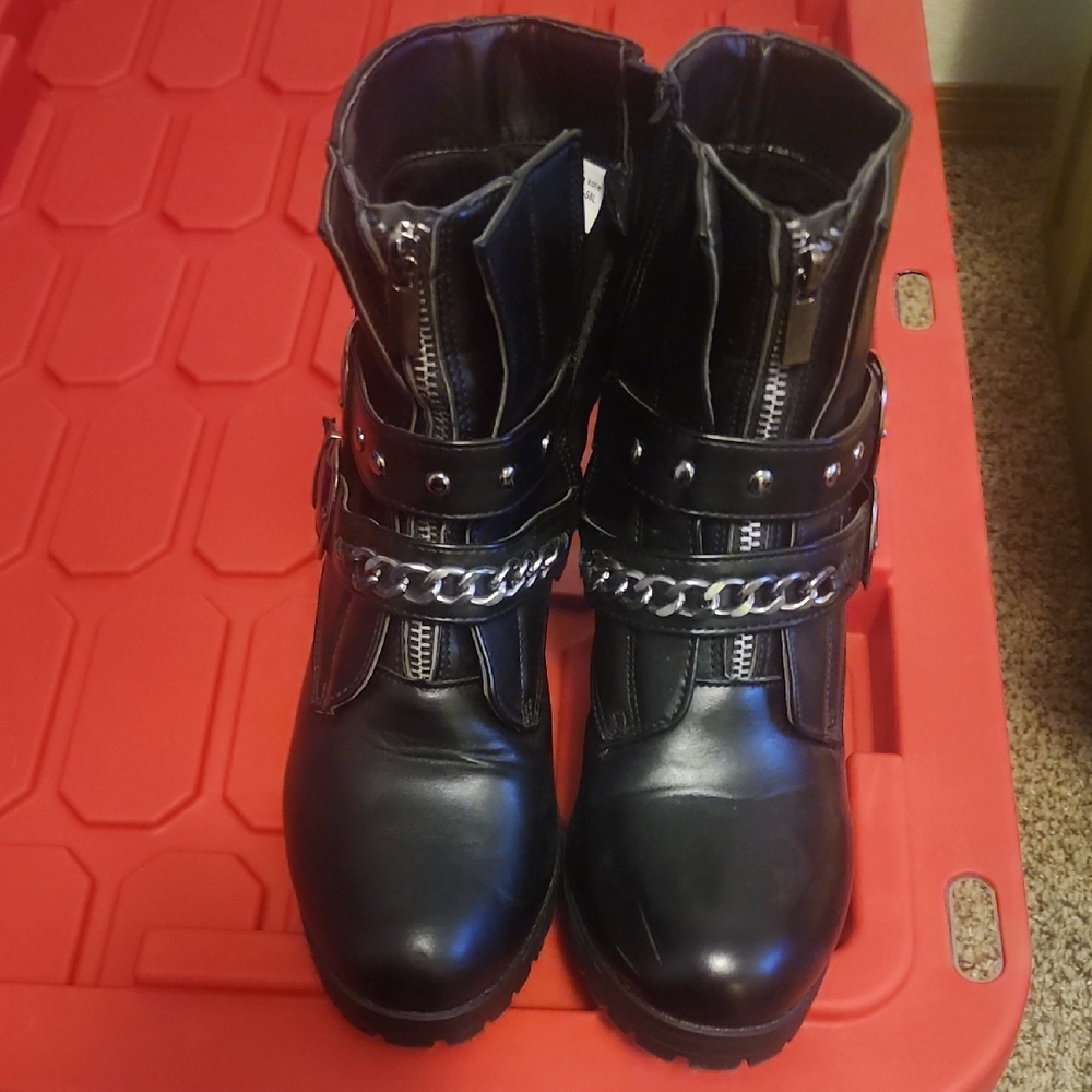 Sleek Black Moto Boots with Chain Accent